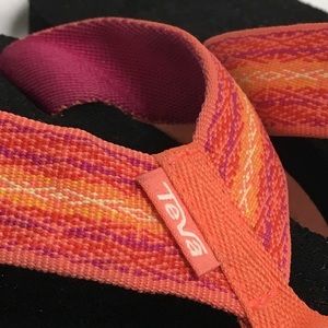 Teva flip flops, size 8 in Coral Zoey